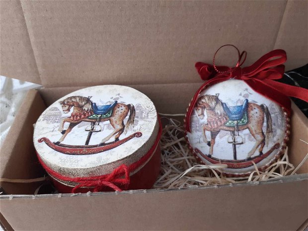 Set cadou Craciun format din cutie lemn si glob