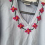 Bluza accesorizata cu floricele impaslite