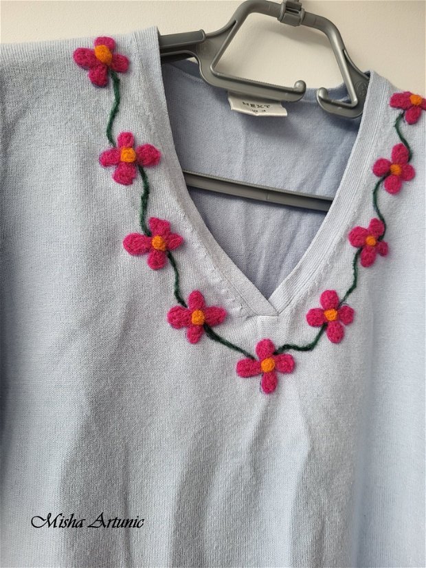 Bluza accesorizata cu floricele impaslite