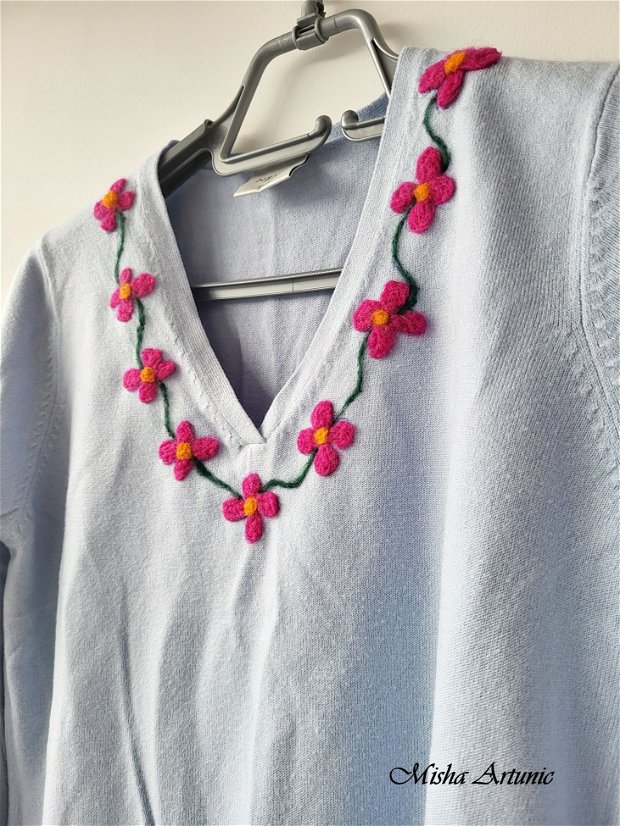 Bluza accesorizata cu floricele impaslite