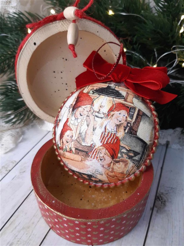 Cadou Craciun format din cutie lemn si glob, decorate manual