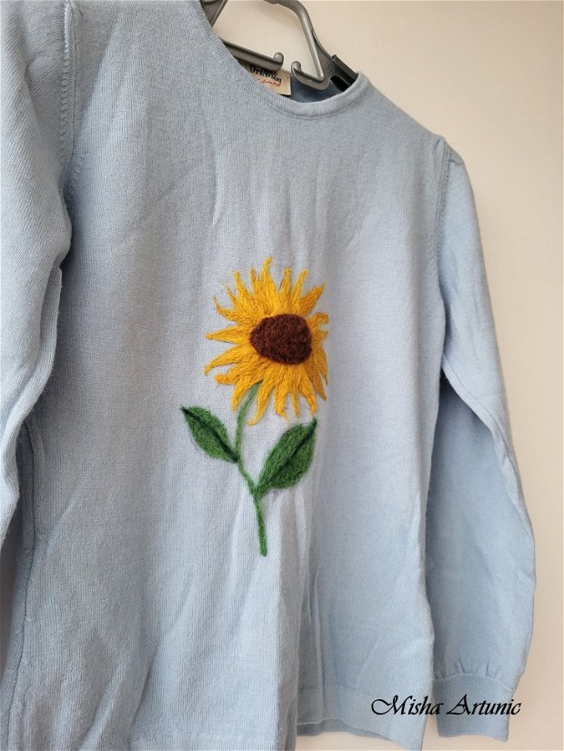 Bluza accesorizata cu Floarea Soarelui impaslita