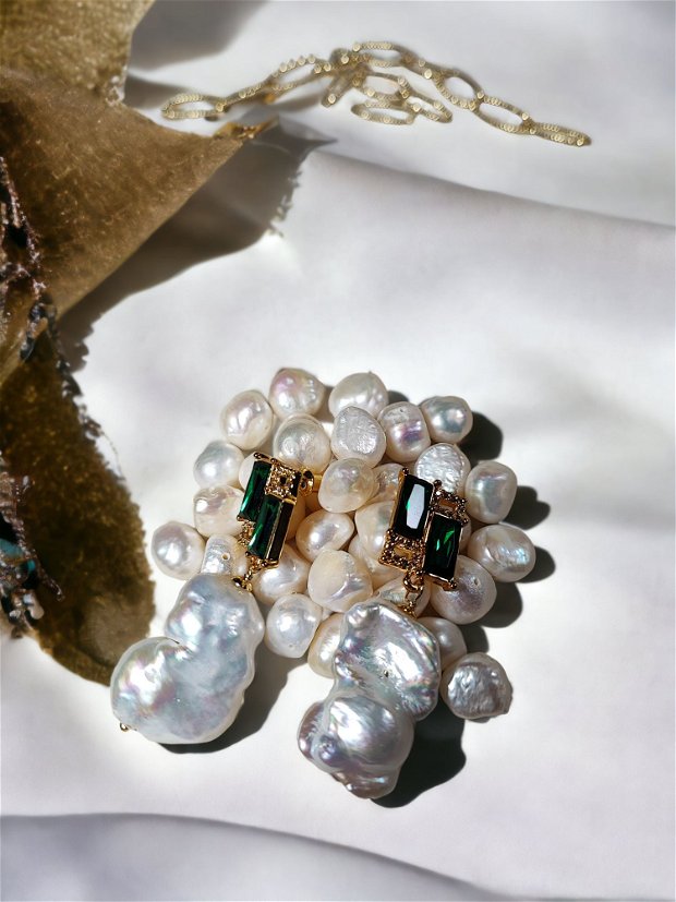 Cercei cu perle baroc foarte mari si cristale verzi - unicat