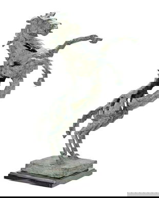 Cal-statueta moderna din bronz pe un soclu din marmura