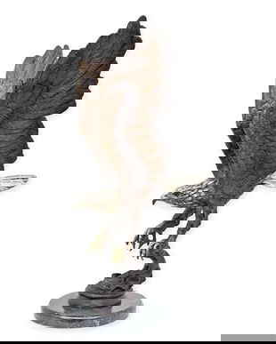 Vultur pescuind somon-statueta din bronz