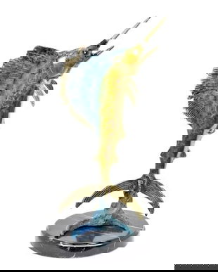 Peste zburator-statueta din bronz pe un soclu din marmura