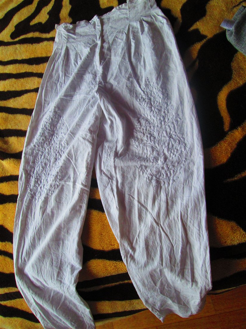 pantaloni albi cu broderie dame