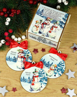 Set cadou personalizat de Craciun  Cutie cu 3 globuri lemn pentru nasii de botez