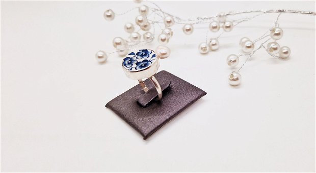 Inel din argint, perla si fragment de portelan "Little Blue flowers"