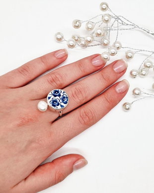 Inel din argint, perla si fragment de portelan "Little Blue flowers"