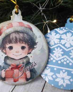 Decoratiune din lemn, personalizata cu nume, pentru pomul de Craciun