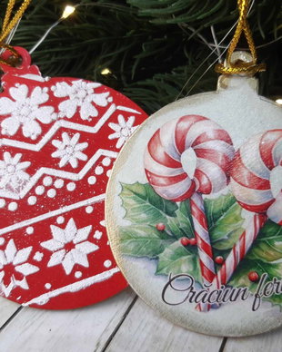 Decoratiune din lemn, in forma de glob, cu mesaj pentru Craciun