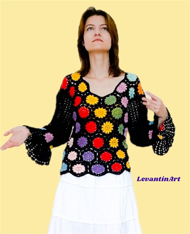 Bluza femei neagra cu flori multicolore. Pulover dama handmade