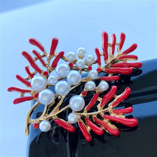 Brosa coral cu perle sintetice