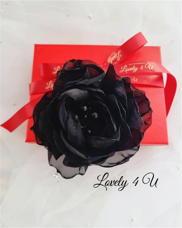 Set accesorii cadou pentru femei, Broșă floare neagra și coliere asorate