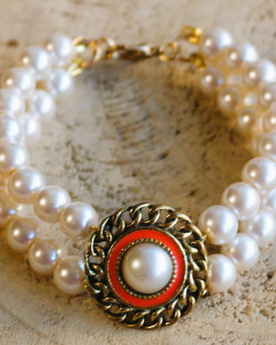 Bratara handmade din perle de sticla cu un link sub forma de buton