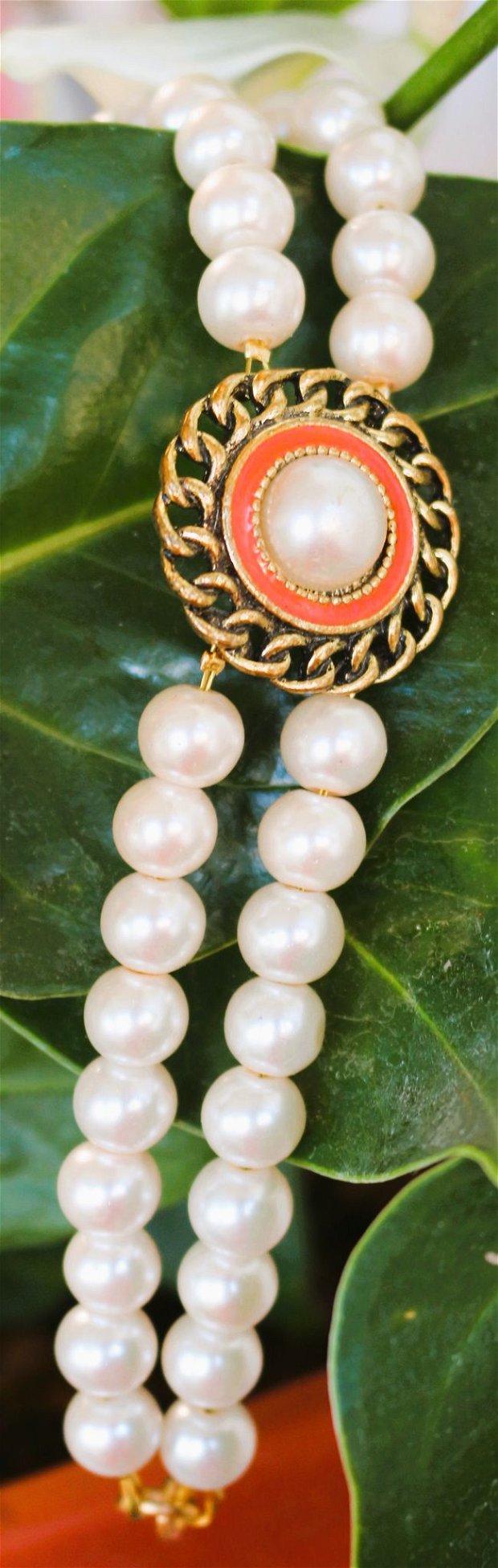 Bratara handmade din perle de sticla cu un link sub forma de buton
