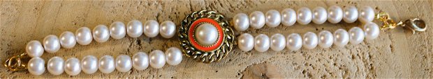Bratara handmade din perle de sticla cu un link sub forma de buton