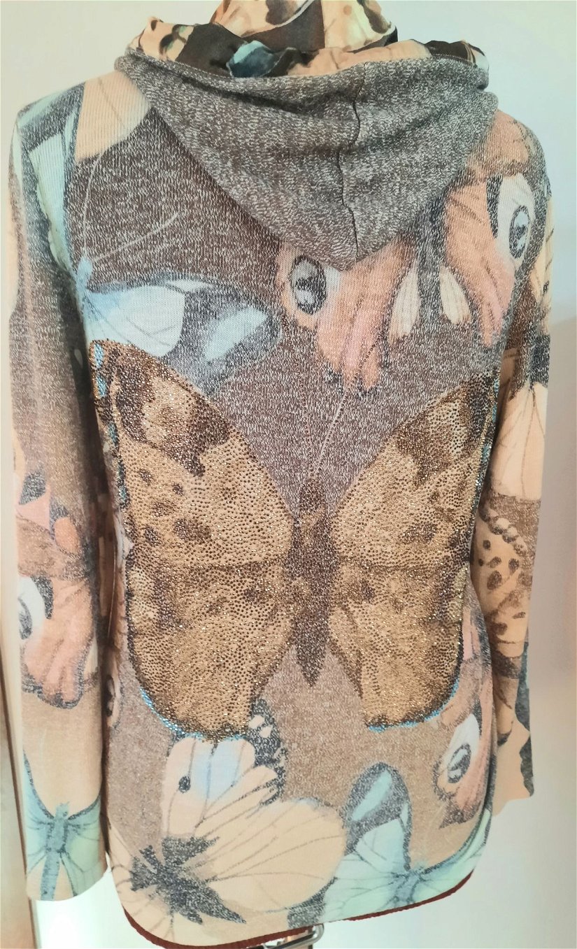 Pulover din tricot cu fluturi și glugă