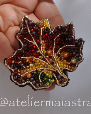 brosa frunza de artar ruginie, brosa margele, brosa handmade, accesorii femei, bijuterii cadou