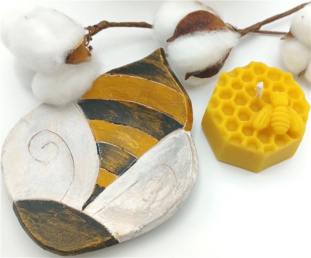 Lumanari din ceara naturala de albine, in forma de hexagon cu suport ceramic albina