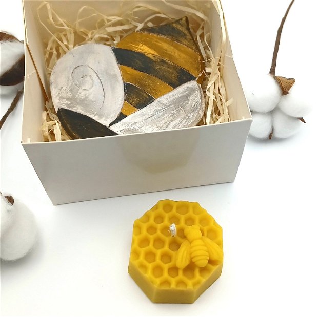 Lumanari din ceara naturala de albine, in forma de hexagon cu suport ceramic albina