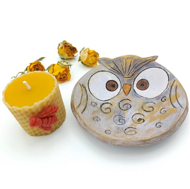 Lumanare votiva din ceara naturala de albine, cu suport ceramic bufnita