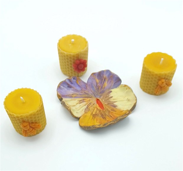 Lumanari votive din ceara naturala de albine, cu suport ceramic panseluta