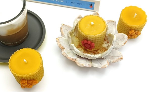 Lumanari votive din ceara naturala de albine, cu suport ceramic nufar