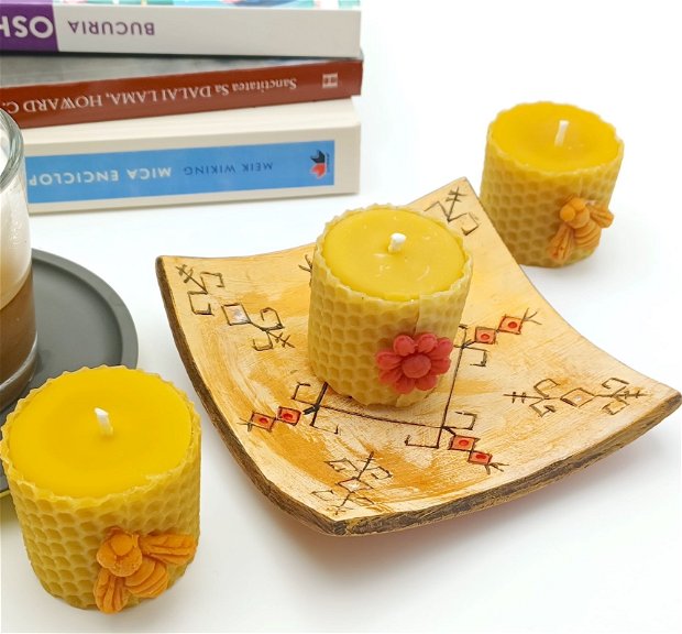 Lumanari votive din ceara naturala de albine, cu suport ceramic traditional