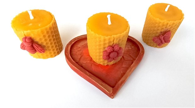 Lumanari votive din ceara naturala de albine, cu suport ceramic inima