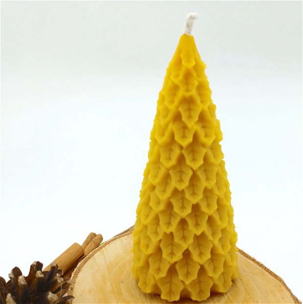 Lumanare din ceara naturala de albine, in forma de brad din frunze de paducel