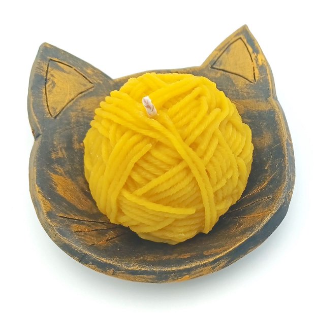 Lumanari din ceara naturala de albine, in forma de ghem de ata cu suport ceramic pisica