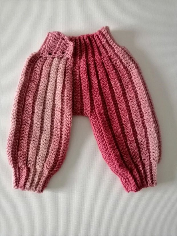 Pantaloni crosetati cu rosu