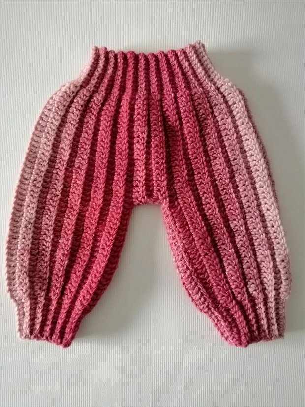 Pantaloni crosetati cu rosu