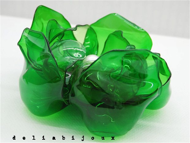 Brosa statement handmade unicat - PET-uri (plastic) reciclate - flori (cod901)
