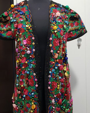 Vestă accesorizata manual