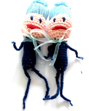 Breloc baietel nude cu caciulita blue si fundita blue transparent
