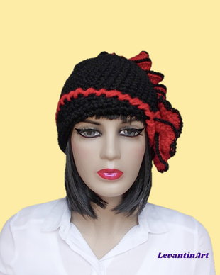 Caciula neagra de dama inspirata din anii '20, accesorizata cu floare si ,,carliont" rosii.  Fes dama chic lucrat manual. Culoare la alegere