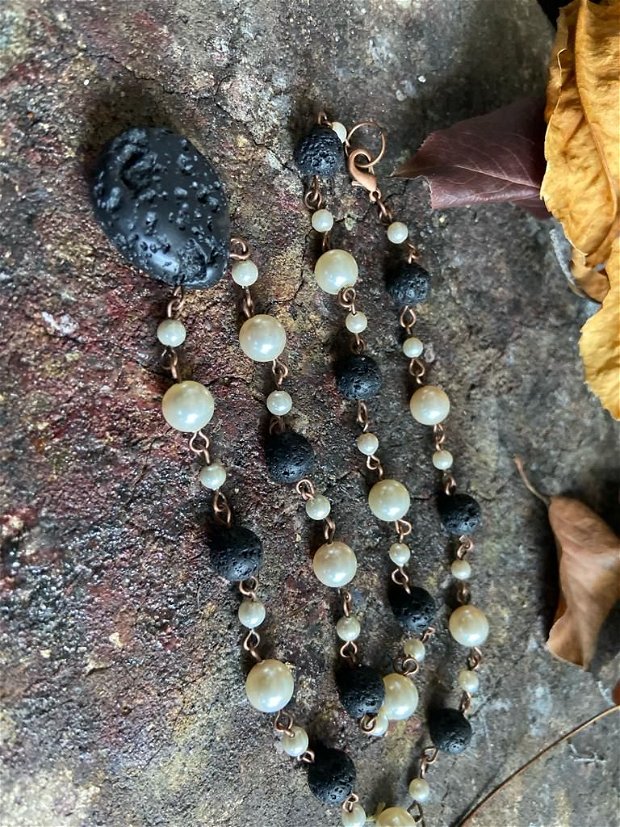Colier din pietre de lava, perle swarovski si accesorii metalice din cupru