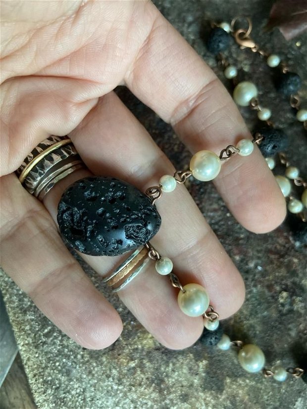 Colier din pietre de lava, perle swarovski si accesorii metalice din cupru