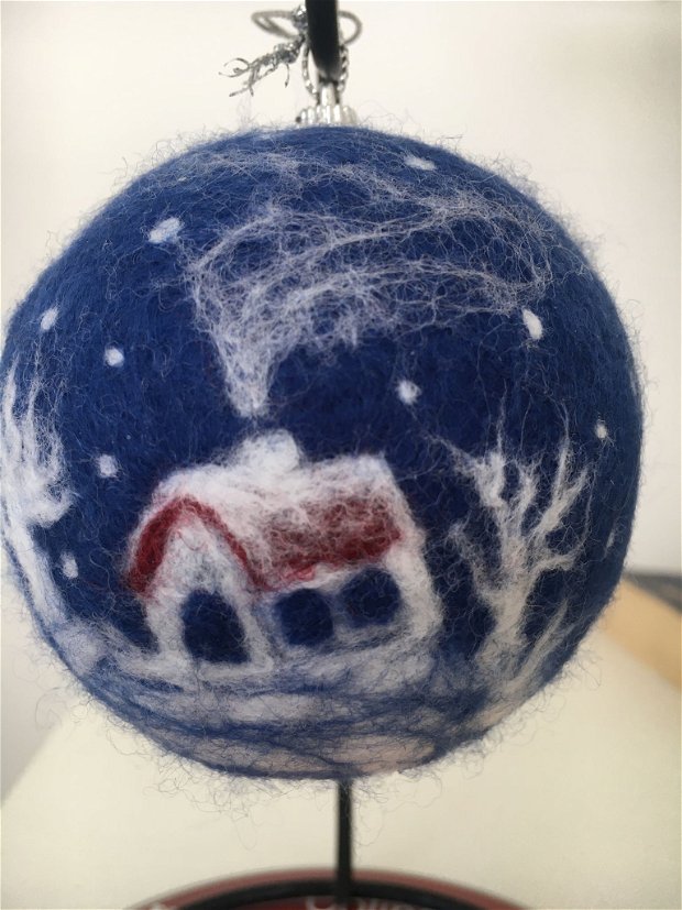 Decoratiune de Craciun-glob din lână pictat manual