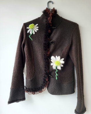 VANDUT - Jacheta accesorizata cu margarete impaslite