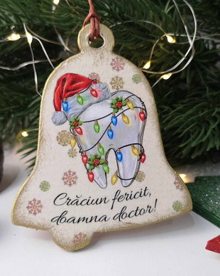 Decoratiune din lemn, in forma de clopotel, cu mesaj de Craciun pentru doctor/ medic