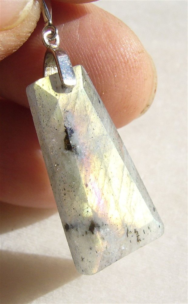 Cercei DEOSEBITI din argint .925 rodiat si pietre SUPERBE de labradorit, de lungime totala 4.5 cm