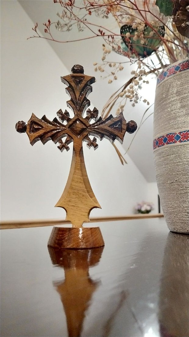 Cruce din lemn de nuc, cruce de birou, sculptată