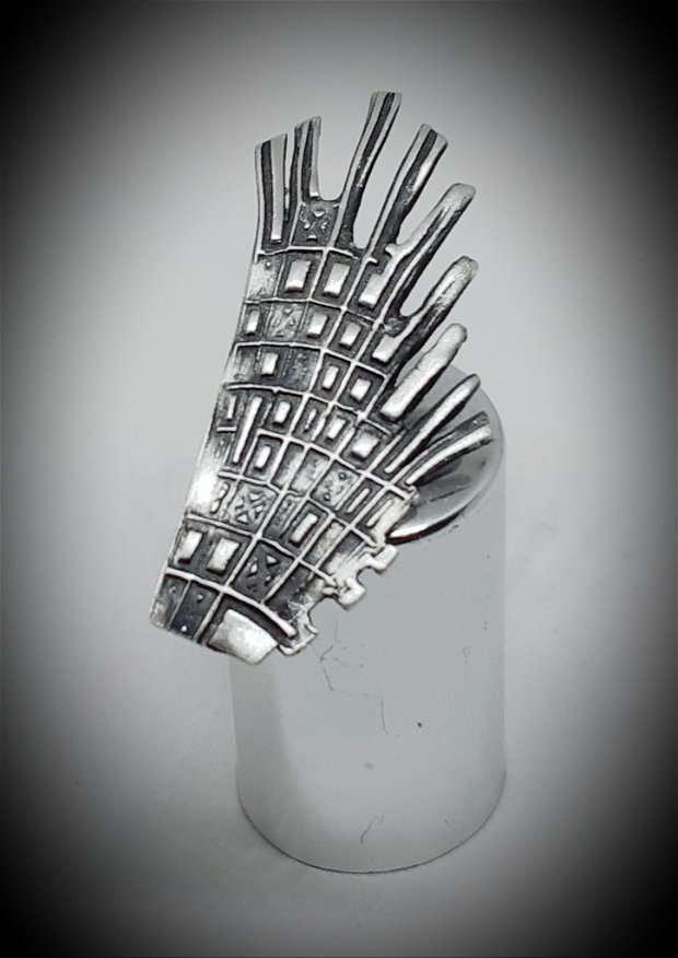 Broșă unicat din argint fin, in formă de pană de inger, stilizată, cu pin