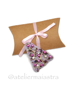 brosa bradut mov, brosa margele, brosa colorata, accesorii femei, bijuterii cadou
