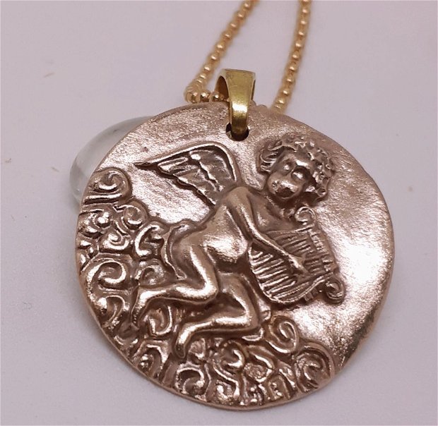 Pandantiv rotund, cu inger cantand la harpa, din bronz auriu