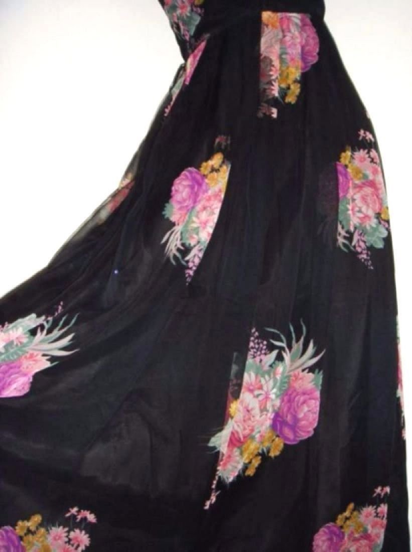 Rochie de cocktail sau ocazie, din matase neagra, cu buchete de flori colorate